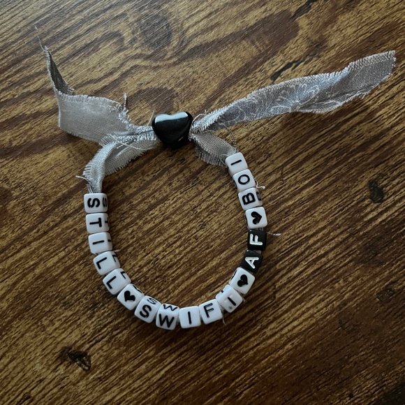 Taylor Swift TikTok Eras Tour Trading Friendship Bracelets - Picture 1 of 1